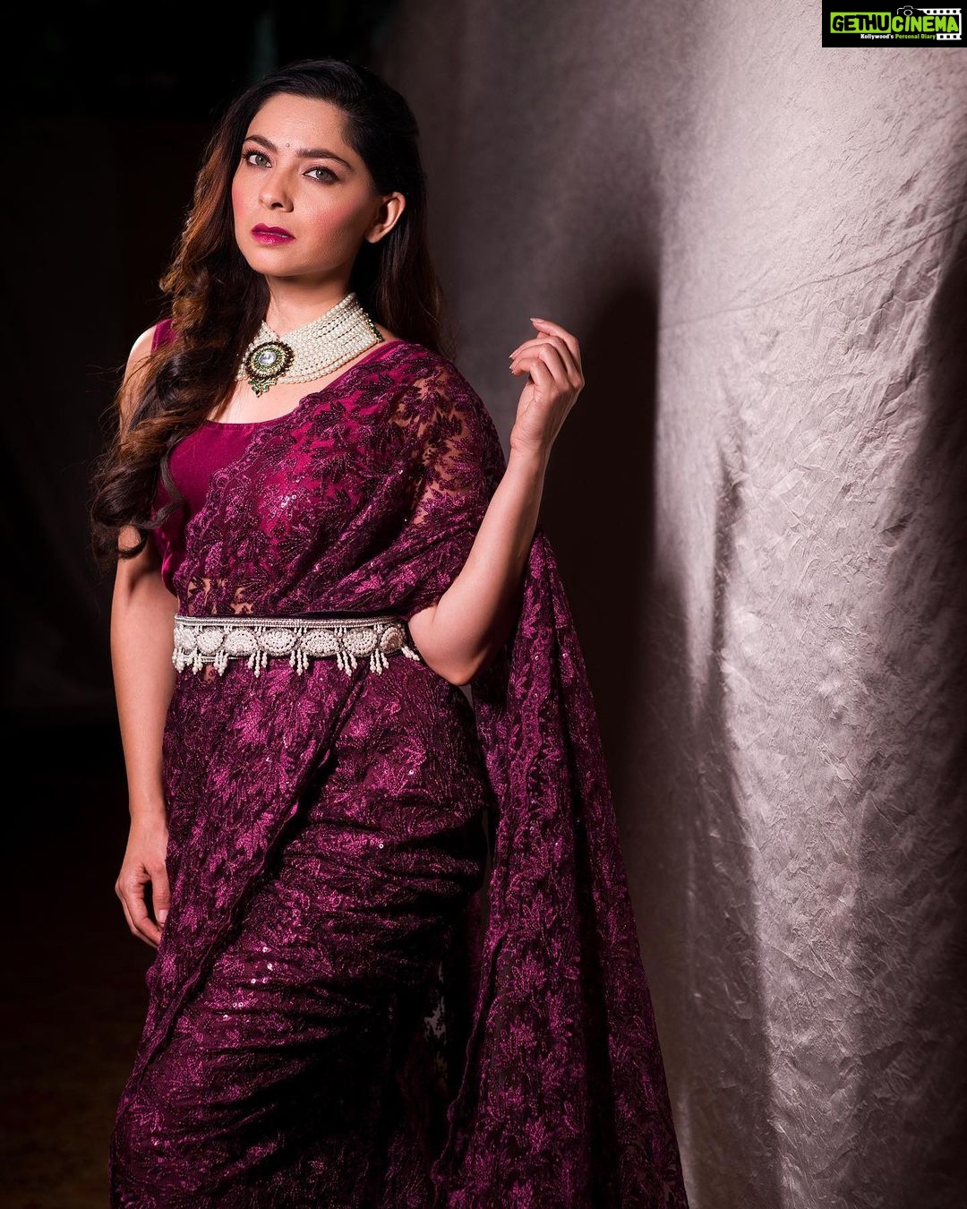 Sonalee Kulkarni Instagram - उसकी कत्थई आँखों में हैं जंतर-मंतर सब चाक़ू-वाक़ू, छुरियाँ-वुरियाँ, ख़ंजर-वंजर सब जिस दिन से तुम रूठीं मुझ से रूठे-रूठे हैं चादर-वादर, तकिया-वकिया, बिस्तर-विस्तर सब मुझसे बिछड़ कर वह भी कहाँ अब पहले जैसी है फीके पड़ गए कपड़े-वपड़े, ज़ेवर-वेवर सब आखिर मैं किस दिन डूबूँगा फ़िक्रें करते हैं कश्ती-वश्ती, दरिया-वरिया लंगर-वंगर सब - ✍🏻 #rahatindori #nauvari #sari by @royaltasta Photo by @trilogy_works Photo Edited by @aadityakadam20_retoucher #sonaleekulkarni #marathimulgi #redcarpet #redwine #sari #lace #net #redwine #indian #marathi #planetmarathifilmfareawards Mumbai, Maharashtra