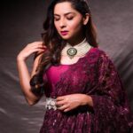 Sonalee Kulkarni Instagram - It’s in the eyes or in the red wine…. choose your poison carefully 🍷 #sonaleekulkarni for #filmfare #planetmarathifilmfareawards #nauvari #sari by @royaltasta Photo by @trilogy_works Photo Edited by @aadityakadam20_retoucher Mumbai, Maharashtra
