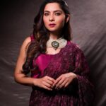 Sonalee Kulkarni Instagram - It’s in the eyes or in the red wine…. choose your poison carefully 🍷 #sonaleekulkarni for #filmfare #planetmarathifilmfareawards #nauvari #sari by @royaltasta Photo by @trilogy_works Photo Edited by @aadityakadam20_retoucher Mumbai, Maharashtra