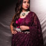 Sonalee Kulkarni Instagram - It’s in the eyes or in the red wine…. choose your poison carefully 🍷 #sonaleekulkarni for #filmfare #planetmarathifilmfareawards #nauvari #sari by @royaltasta Photo by @trilogy_works Photo Edited by @aadityakadam20_retoucher Mumbai, Maharashtra