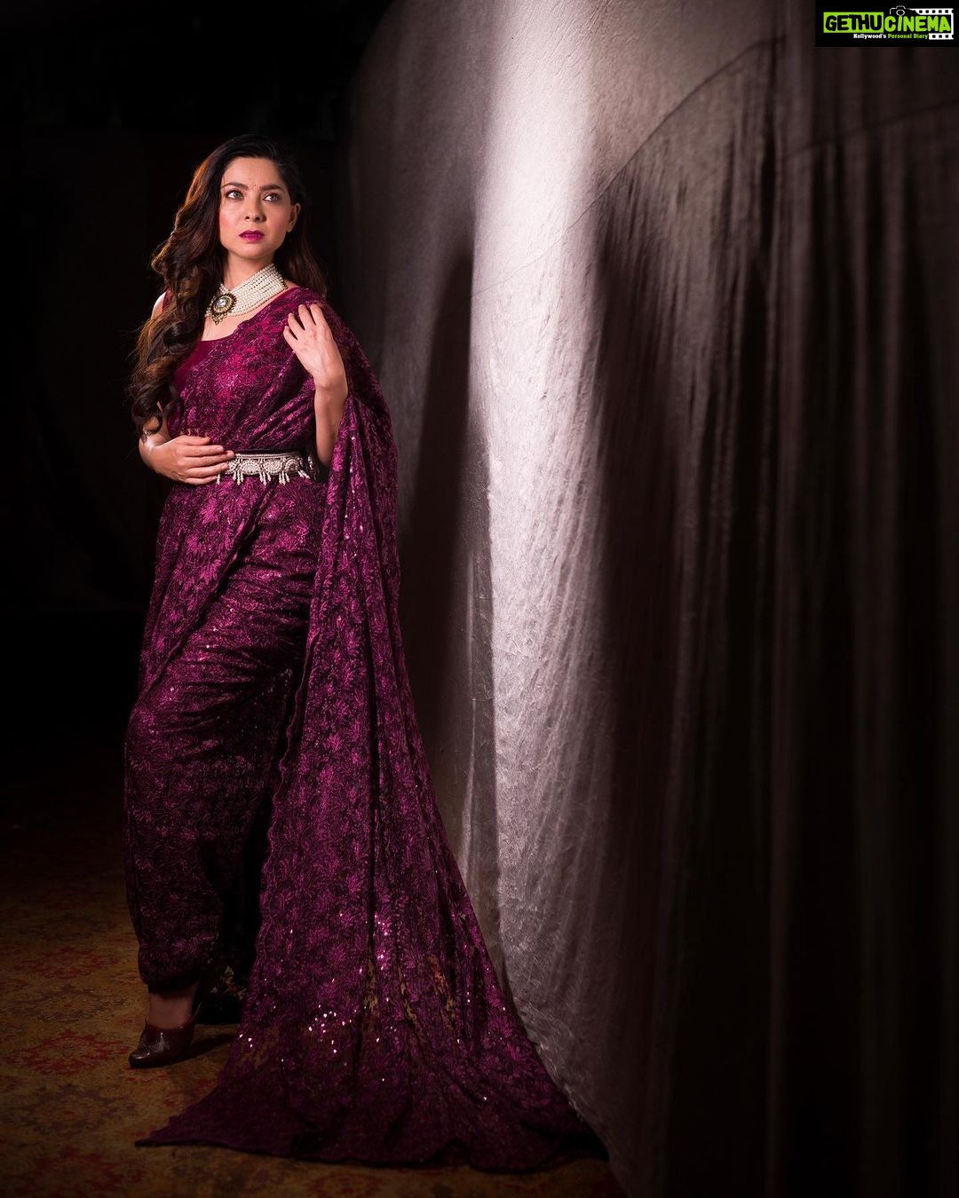 Sonalee Kulkarni Instagram - It’s in the eyes or in the red wine…. choose your poison carefully 🍷 #sonaleekulkarni for #filmfare #planetmarathifilmfareawards #nauvari #sari by @royaltasta Photo by @trilogy_works Photo Edited by @aadityakadam20_retoucher Mumbai, Maharashtra