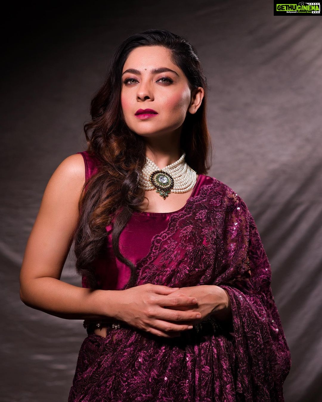 Sonalee Kulkarni Instagram - It’s in the eyes or in the red wine…. choose your poison carefully 🍷 #sonaleekulkarni for #filmfare #planetmarathifilmfareawards #nauvari #sari by @royaltasta Photo by @trilogy_works Photo Edited by @aadityakadam20_retoucher Mumbai, Maharashtra