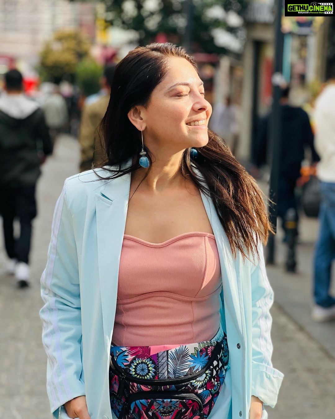 Sonalee Kulkarni Instagram - “If earth were a single state, Istanbul would be its capital.” ~ #napoleonbonaparte #sonaleekulkarni #turkey #istanbul #birthdayweek #trip #tour #travel #travelphotography İstiklal Caddesi Beyoğlu/TAKSİM