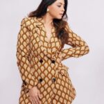 Sonalee Kulkarni Instagram - Being #Shefali for ‘झी चित्र गौरव पुरस्कार सोहळा' Styled by @atulkulkarni11 in a @zara #retro #pantsuit Pictures @bharatpawarphotography #sonaleekulkarni #mostnaturalperformanceoftheyear for #tamashalive at #zeechitragaurav #ZeeChitraGaurav #ZGP #ZeeMarathi #ZeeChitraGaurav2023 #newsanchor #bosslady