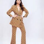 Sonalee Kulkarni Instagram - Being #Shefali for ‘झी चित्र गौरव पुरस्कार सोहळा' Styled by @atulkulkarni11 in a @zara #retro #pantsuit Pictures @bharatpawarphotography #sonaleekulkarni #mostnaturalperformanceoftheyear for #tamashalive at #zeechitragaurav #ZeeChitraGaurav #ZGP #ZeeMarathi #ZeeChitraGaurav2023 #newsanchor #bosslady