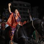 Sonalee Kulkarni Instagram - ताराबाई रामराणी, भद्रकाली कोपली गुढी पाडव्याच्या, हिंदू नववर्षाच्या शोभायात्रेतले काही खास क्षण ..🙏🏻 #gudipadwa #special #sonaleekulkarni #marathimulgi 🚩#chatrapatitararani महाराष्ट्र