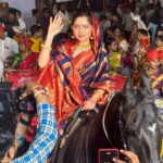 Sonalee Kulkarni Instagram - ताराबाई रामराणी, भद्रकाली कोपली गुढी पाडव्याच्या, हिंदू नववर्षाच्या शोभायात्रेतले काही खास क्षण ..🙏🏻 #gudipadwa #special #sonaleekulkarni #marathimulgi 🚩#chatrapatitararani महाराष्ट्र