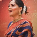 Sonalee Kulkarni Instagram – True happiness is when you smile with you eyes! 

Thank you for these lovely candids @ucha_pati 

#grateful for all the love ❤️ 
#गुढीपाडवा #शोभायात्रा 🚩
#sonaleekulkarni 
#candids

Saree @royaltasta 
Jewellery @jizajewellerystudio गिरगाव शोभा यात्रा