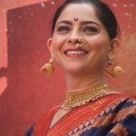 Sonalee Kulkarni Instagram - True happiness is when you smile with you eyes! Thank you for these lovely candids @ucha_pati #grateful for all the love ❤️ #गुढीपाडवा #शोभायात्रा 🚩 #sonaleekulkarni #candids Saree @royaltasta Jewellery @jizajewellerystudio गिरगाव शोभा यात्रा