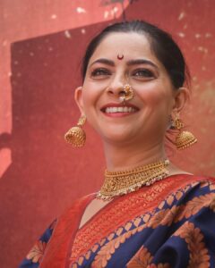 Sonalee Kulkarni Instagram - True happiness is when you smile with you eyes! Thank you for these lovely candids @ucha_pati #grateful for all the love ❤️ #गुढीपाडवा #शोभायात्रा 🚩 #sonaleekulkarni #candids Saree @royaltasta Jewellery @jizajewellerystudio गिरगाव शोभा यात्रा