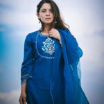 Sonalee Kulkarni Instagram - मत्था टेकू या मैं चल दू नंगे पाँव कहीं…. नज़र उतारूँ या मैं कर दू इसको क़ैद कहीं #sonaleekulkarni #photoseries by @rafikollam_ #raw #real #nomakeup #simple #blue #madhubala #lyrics #skyblue #punjabisuit by @shop_sneh Jaisalmer