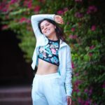 Sonalee Kulkarni Instagram – When it is the season to blossom 🌸 
Why not flaunt it on the bosom
🌸

#Bougainvillea #floral #spring #flower #portrait #sonaleekulkarni महाराष्ट्र