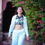 Sonalee Kulkarni Instagram – When it is the season to blossom 🌸 
Why not flaunt it on the bosom
🌸

#Bougainvillea #floral #spring #flower #portrait #sonaleekulkarni महाराष्ट्र