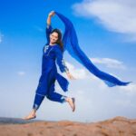 Sonalee Kulkarni Instagram - मैंने अपने आँचल से आसमाँ पर बादल कोरें हैं कोई शक़ हो गर तो इस नीले रंग से पूछ लेना .. ✍🏻 #rida #photoseries by @rafikollam_ #punjabisuit by @shop_sneh #jutti #mojadi by @vareli.bafna #sonaleekulkarni #simple #blue #sky #clouds #dupatta #raw #real #nomakeup #marathimulgi #jaisalmer #rajasthan #desert