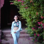 Sonalee Kulkarni Instagram – When it is the season to blossom 🌸 
Why not flaunt it on the bosom
🌸

#Bougainvillea #floral #spring #flower #portrait #sonaleekulkarni महाराष्ट्र