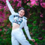 Sonalee Kulkarni Instagram – When it is the season to blossom 🌸 
Why not flaunt it on the bosom
🌸

#Bougainvillea #floral #spring #flower #portrait #sonaleekulkarni महाराष्ट्र