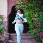 Sonalee Kulkarni Instagram – When it is the season to blossom 🌸 
Why not flaunt it on the bosom
🌸

#Bougainvillea #floral #spring #flower #portrait #sonaleekulkarni महाराष्ट्र