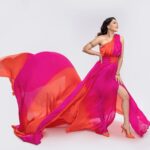 Sonalee Kulkarni Instagram - गुलाबी है समां… 💖 #newme for a #newcampaign Designed by @opeloxmedia For @arihantsuperstructuresofficial Photographer @bharatpawarphotography Styled by @mitsamby Makeup @khan.zoya1425 Hair @truptihairstylist Curated by @nikitadsule #sonaleekulkarni #pink #hotpink #ad #photoshoot Kalyan कल्याण