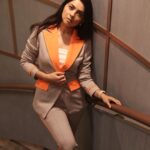 Sonalee Kulkarni Instagram - Stare case 🧡 Styled by : @estilobykarishma @hemali_suratwala outfit by @meeamifashion Top : @zara Jewellery : @pipabella #sonaleekulkarni for @mumbaitak #pantsuit #gray #grey #bosslady #neon