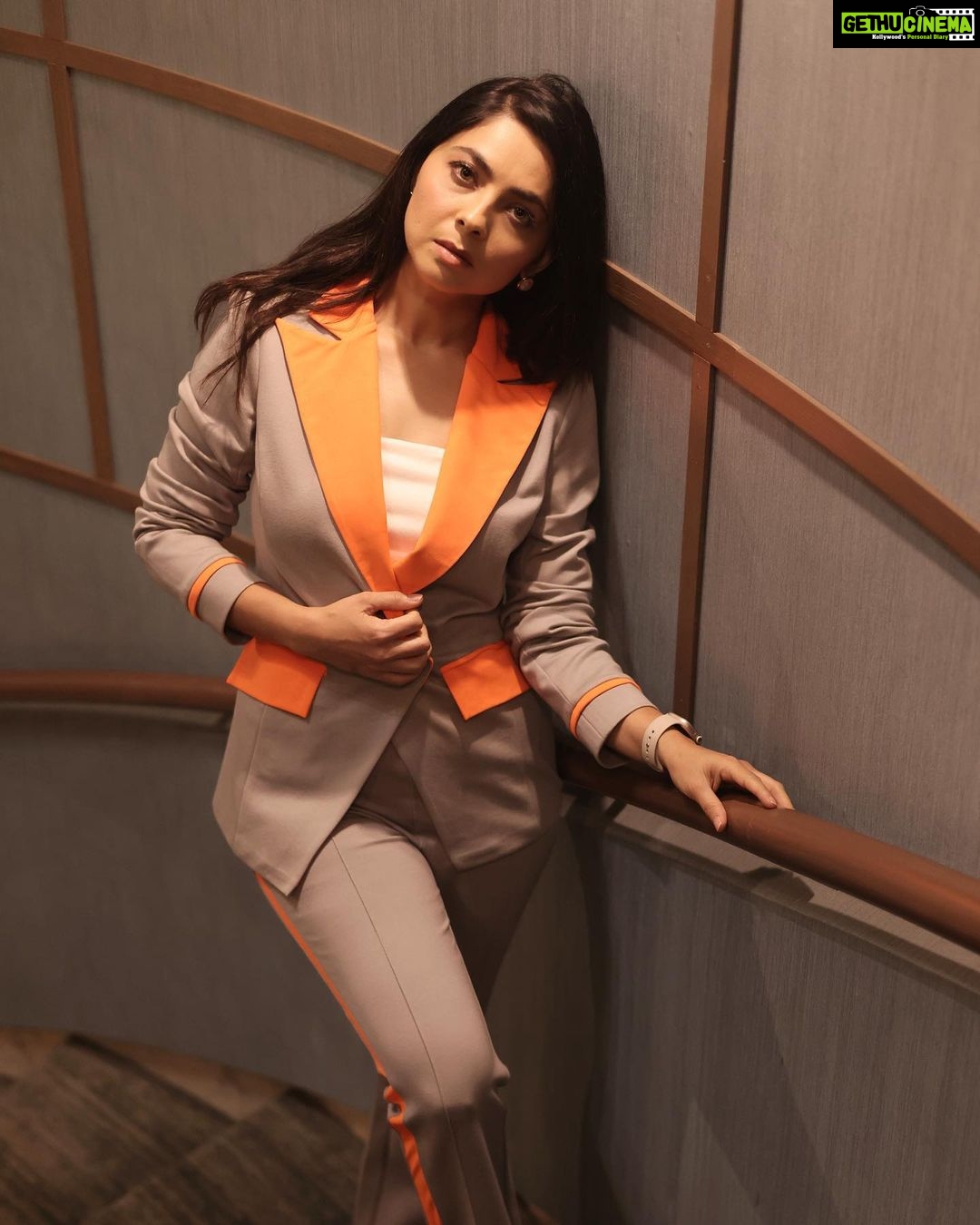Sonalee Kulkarni Instagram - Stare case 🧡 Styled by : @estilobykarishma @hemali_suratwala outfit by @meeamifashion Top : @zara Jewellery : @pipabella #sonaleekulkarni for @mumbaitak #pantsuit #gray #grey #bosslady #neon