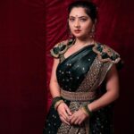 Sonalee Kulkarni Instagram – ⚠️ #longpostalert ‼️ #womensday post from 
#teaser #launch #mogulmardini #chatrapatitararani 🚩

LINK IN BIO

भारतीय इतिहासातील दमदार पात्रांपैकी एक असलेल्या या स्त्रीला पोर्तुगीजांनी ‘रैन्हा डोस मराठे’ किंवा ‘मराठ्यांची राणी’ असेही संबोधले होते. महाराणी ताराबाई भोसले या छत्रपती शिवाजी महाराजांच्या सून, सरसेनापती हंबीररावांच्या शूर कन्या आणि भारतातील सर्वात महान मध्ययुगीन सम्राटांपैकी एक आहेत.
अफाट ताकदीने आणि इच्छाशक्तीच्या जोरावर राज्य वाचवणाऱ्या इतिहासातील मोजक्या महिलांपैकी ताराबाईंच्या अदम्य धाडसाला आणि अदम्य वृत्तीला सलाम करावा लागेल 🙏🏻
मराठ्यांचा उदय-अस्त पाहणारी स्त्री. 
आपल्या राज्याप्रती अत्यंत समर्पित असलेल्या अदम्य योद्धा महाराणी ताराबाईंनी मराठा महासंघाला अगदी खालच्या पातळीवर असताना विघटित होण्यापासून रोखले नाही तर राष्ट्रीय सत्तेपर्यंत पोहोचण्यात त्यांचा मोलाचा वाटा होता. या एकट्यानं जगातील सर्वात पराक्रमी शासक औरंगजेबाच्या प्रचंड सैन्याविरुद्ध मराठ्यांचा प्रतिकार केला. 
मी हा #जागतिकमहिलादिन त्यांना आणि त्यांच्या सारख्या स्त्रियांना समर्पित करते ज्या केवळ स्वतःसाठीच नाही तर आपल्या माणसांसाठी लढतात. 
One of the grittiest characters in Indian history, this woman was also called the ‘rainha dos Marathas’ or the ‘Queen of the Marathas’ by the Portuguese. She is Rani Tarabai Bhonsle, 
the brave daughter-in-law of Chhatrapati Shivaji Maharaj and one of India’s greatest medieval monarchs.
Among the few women in history to save a kingdom by sheer force and willpower, MahaRani Tarabai’s unflagging courage and indomitable spirit is to be saluted🙏🏻 
 A woman who witnessed the rise and fall of the Marathas.
An indomitable warrior queen who was deeply devoted to her kingdom, Tarabai didn’t just prevent the Maratha Confederacy from disintegrating when it was at its lowest ebb, she played a crucial role in its rise to national power. 
Tarabai single-handedly directed the Maratha resistance against the massive army of Aurangzeb, then the mightiest ruler in the world. 
I dedicate this #womensday to her and women like her who fight not just for themselves but for their tribe.

Pictures by @sudarshanlavekar_photography 
Makeup & hair @khan.zoya1425 
#happyinternationalwomensday #womensday2023 #sonaleekulkarni महाराष्ट्र