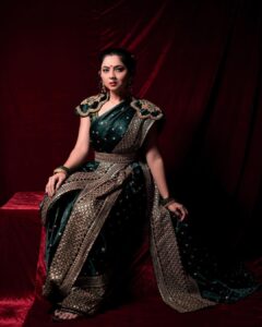 Sonalee Kulkarni Instagram - ⚠️ #longpostalert ‼️ #womensday post from #teaser #launch #mogulmardini #chatrapatitararani 🚩 LINK IN BIO भारतीय इतिहासातील दमदार पात्रांपैकी एक असलेल्या या स्त्रीला पोर्तुगीजांनी 'रैन्हा डोस मराठे' किंवा 'मराठ्यांची राणी' असेही संबोधले होते. महाराणी ताराबाई भोसले या छत्रपती शिवाजी महाराजांच्या सून, सरसेनापती हंबीररावांच्या शूर कन्या आणि भारतातील सर्वात महान मध्ययुगीन सम्राटांपैकी एक आहेत. अफाट ताकदीने आणि इच्छाशक्तीच्या जोरावर राज्य वाचवणाऱ्या इतिहासातील मोजक्या महिलांपैकी ताराबाईंच्या अदम्य धाडसाला आणि अदम्य वृत्तीला सलाम करावा लागेल 🙏🏻 मराठ्यांचा उदय-अस्त पाहणारी स्त्री. आपल्या राज्याप्रती अत्यंत समर्पित असलेल्या अदम्य योद्धा महाराणी ताराबाईंनी मराठा महासंघाला अगदी खालच्या पातळीवर असताना विघटित होण्यापासून रोखले नाही तर राष्ट्रीय सत्तेपर्यंत पोहोचण्यात त्यांचा मोलाचा वाटा होता. या एकट्यानं जगातील सर्वात पराक्रमी शासक औरंगजेबाच्या प्रचंड सैन्याविरुद्ध मराठ्यांचा प्रतिकार केला. मी हा #जागतिकमहिलादिन त्यांना आणि त्यांच्या सारख्या स्त्रियांना समर्पित करते ज्या केवळ स्वतःसाठीच नाही तर आपल्या माणसांसाठी लढतात. One of the grittiest characters in Indian history, this woman was also called the ‘rainha dos Marathas’ or the ‘Queen of the Marathas’ by the Portuguese. She is Rani Tarabai Bhonsle, the brave daughter-in-law of Chhatrapati Shivaji Maharaj and one of India’s greatest medieval monarchs. Among the few women in history to save a kingdom by sheer force and willpower, MahaRani Tarabai’s unflagging courage and indomitable spirit is to be saluted🙏🏻 A woman who witnessed the rise and fall of the Marathas. An indomitable warrior queen who was deeply devoted to her kingdom, Tarabai didn’t just prevent the Maratha Confederacy from disintegrating when it was at its lowest ebb, she played a crucial role in its rise to national power. Tarabai single-handedly directed the Maratha resistance against the massive army of Aurangzeb, then the mightiest ruler in the world. I dedicate this #womensday to her and women like her who fight not just for themselves but for their tribe. Pictures by @sudarshanlavekar_photography Makeup & hair @khan.zoya1425 #happyinternationalwomensday #womensday2023 #sonaleekulkarni महाराष्ट्र