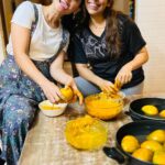 Sonalee Kulkarni Instagram - प्रथे प्रमाणे …. #आमरसपुरी 🥭 #sonaleekulkarni #phulwakhamkar #bffs #mangolovers #mangoseason #mangoes #aamras #aamraspuri #love #bestfriends