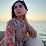 Sonalee Kulkarni Instagram – Window to happiness…. 🖼️ 

An evening at #vallonevineyards #igatpuri and then #sunset boat ride at the backwaters of #godavari #gangapurdam #nashik during #maharashtraonmylips new episode out this #weekend #staytuned Vallonne Vineyards
