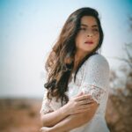 Sonalee Kulkarni Instagram - Aqua or desert … and how about both! #photoseries by @rafikollam_ #sonaleekulkarni #desert #white #blue #photography #portrait Sam Sand Dunes Jaisalmer