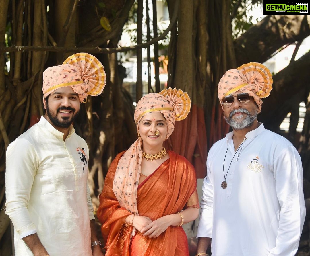 Sonalee Kulkarni Instagram - शिवजन्मोत्सवासाठी खास… 🚩 @strilokaa #saree #navvari🥻 And #men in @royaltasta शिवजातस्य collection #kurta #sonaleekulkarni #aashaykulkarni #chatrapatishivajimaharaj #chatrapatisambhajimaharaj #chatrapatirajarammaharaj #chatrapatitararani @jrahul11 शनिवार वाडा पुणे