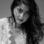Sonalee Kulkarni Instagram - White Black White #photoseries by @rafikollam_ #sonaleekulkarni #monochrome #blackandwhite #rajasthan #jaisalmer #desert #lily Sam Sand Dunes Jaisalmer