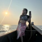 Sonalee Kulkarni Instagram - Explore the unknown realms within… dive into the depths of your soul.. Go experience a the deep sea life in #maharashtra 🌊 #scubadive #dive #sea #water #devbaghbeach #tarkali #malvan #maharashtra #deepbluesea #sonaleekulkarni #maharashtraonmylips Pictures by @rajmalusare02 Devbag Beach