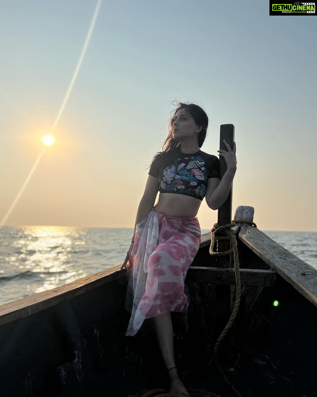 Sonalee Kulkarni Instagram - Explore the unknown realms within… dive into the depths of your soul.. Go experience a the deep sea life in #maharashtra 🌊 #scubadive #dive #sea #water #devbaghbeach #tarkali #malvan #maharashtra #deepbluesea #sonaleekulkarni #maharashtraonmylips Pictures by @rajmalusare02 Devbag Beach