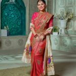 Sonalee Kulkarni Instagram – नवरी नटली.. with #sonaleepaithani 

लग्न म्हटलं की आठवणींचा खजिना. सोनाली पैठणी तुमच्या या आठवणींना खास बनवण्यासाठी घेऊन येत आहे नवीन लग्न कलेक्शन ! 
कलेक्शन बघण्यासाठी स्टोअर ला भेट द्या 

Saree @sonalee_paithani 
Campaign by @epicmarketingindia 
Photography @bharatpawarphotography 
Stylist @stylist_girijakelkar 
Makeup @vinodsarode 
Hair @trupti_hairstylist04 
Curated by @nikitadsule 

#weddingcollection #weddingwear #festivewear #reels #reelitfeelit #explorepage #maharashtra #nashik #sonaleekulkarni #sareelove #saree #traditional #kanchipuram #banarasi #paithani #indianwear #yeolapaithani #madeinindia #vocalforlocal #handmade #ethnicwear #smallbusiness #designersaree Sonalee Paithani