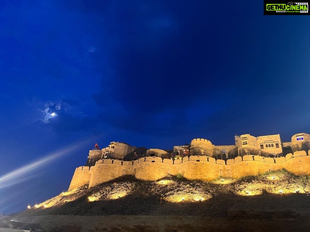 Sonalee Kulkarni Instagram - Postcards from #jaisalmer 📸 moi 💁🏻‍♀️ #sonaleekulkarni #rajasthan #diaries #travelstories #iphone14promax #photography #landscape #sky #jaisalmerfort स्वर्णनगरी जैसलमेर