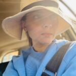 Sonalee Kulkarni Instagram - सुवर्णनगरी में कुछ नीलसर मैं थोडी सी collar up थोडी Hatके मैं 👒 नहीं समझे तो ➡️swipe करो #rida ✍🏻 #sonaleekulkarni #selfie #selfietime #selfiegram #jaisalmer #rajasthan #maskup #goldencity #suwarnanagri #travel #traveller #travelgram #glare #sunkissed #hat #googles स्वर्णनगरी जैसलमेर