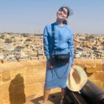 Sonalee Kulkarni Instagram - I don’t get #mondayblues I only wear #blues on #monday 💙 😉🤪 #sonaleekulkarni #jaisalmer #goldencity #suwarnanagri #rajasthan #traveller #love Golden Fort - Jaisalmer