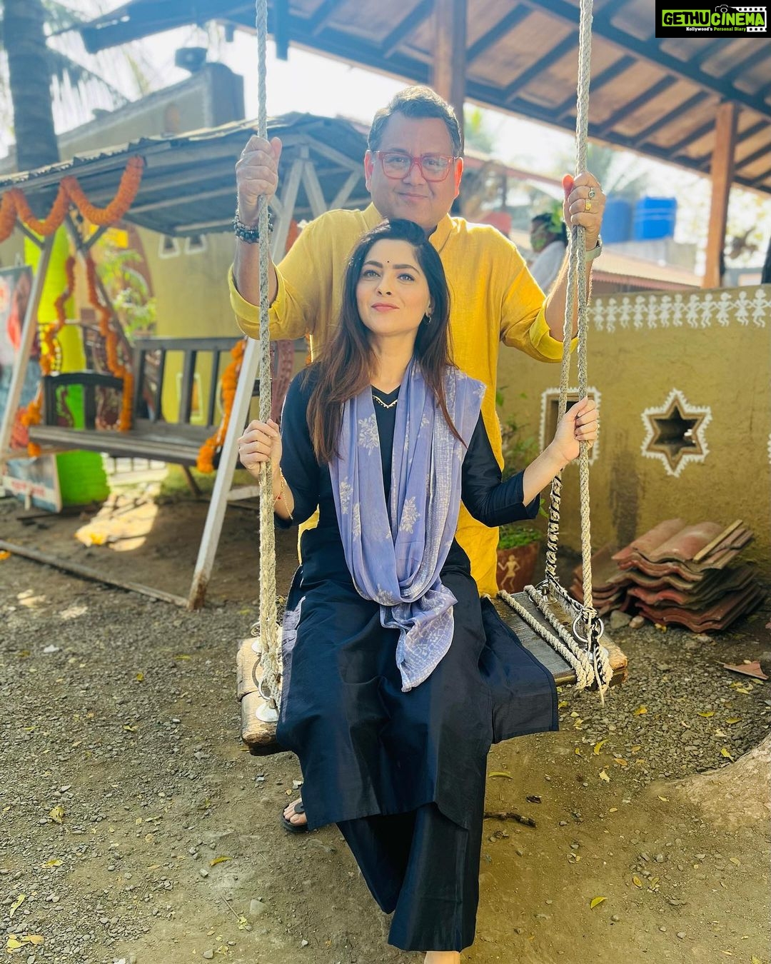 Sonalee Kulkarni Instagram - नाशिक …. #MaharashtraOnMyLips या आमच्या प्रवासातील पुढचा टप्पा.. आम्ही कुठे कुठे गेलो असू.. काय काय केलं असेल … any guesses or recommendations? #sonaleekulkarni @kunalvijayakar @maharashtratourismofficial #episode out this #weekend #staytuned #corousalpost Nashik नाशिक Maharashtra