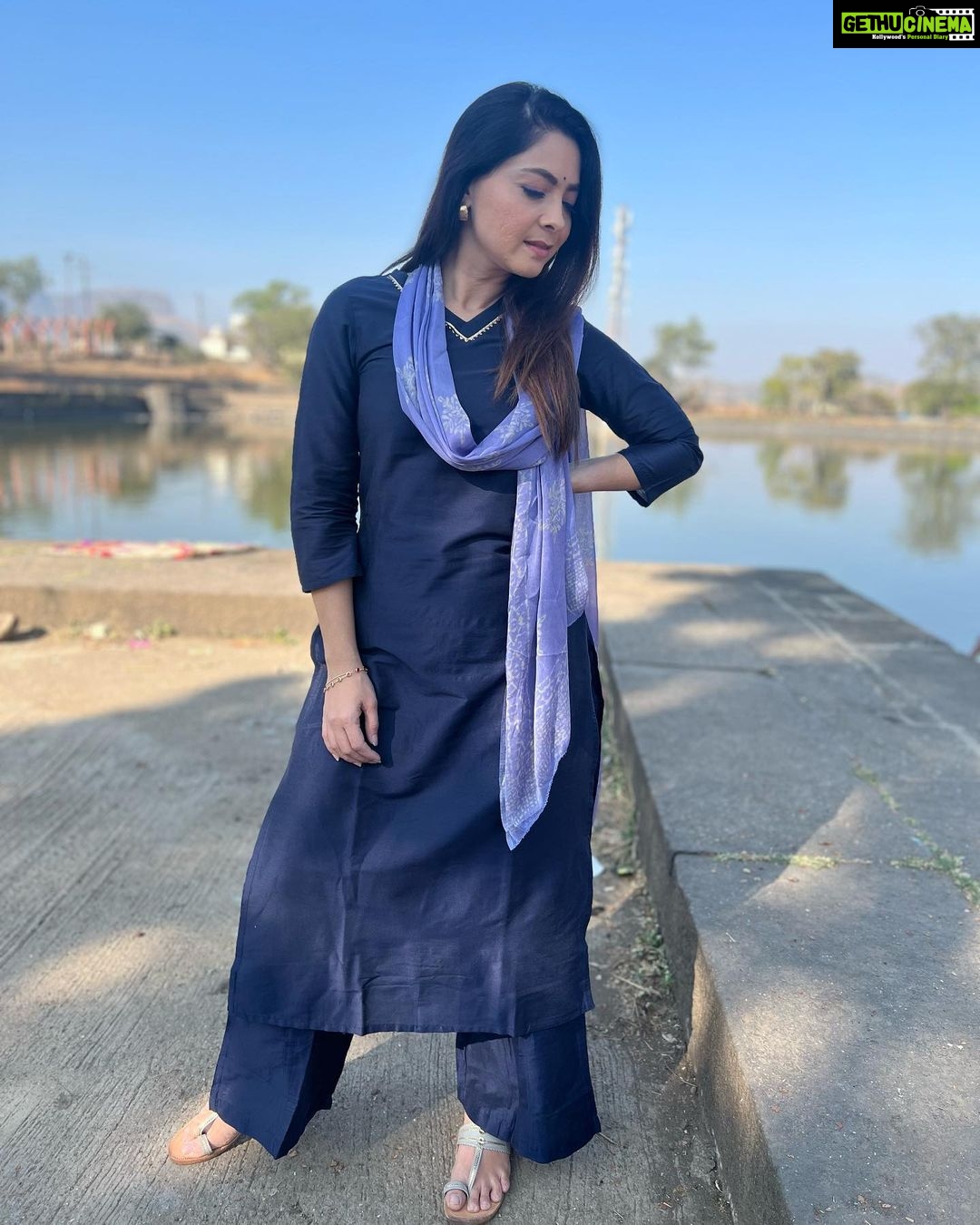 Sonalee Kulkarni Instagram - नाशिक …. #MaharashtraOnMyLips या आमच्या प्रवासातील पुढचा टप्पा.. आम्ही कुठे कुठे गेलो असू.. काय काय केलं असेल … any guesses or recommendations? #sonaleekulkarni @kunalvijayakar @maharashtratourismofficial #episode out this #weekend #staytuned #corousalpost Nashik नाशिक Maharashtra