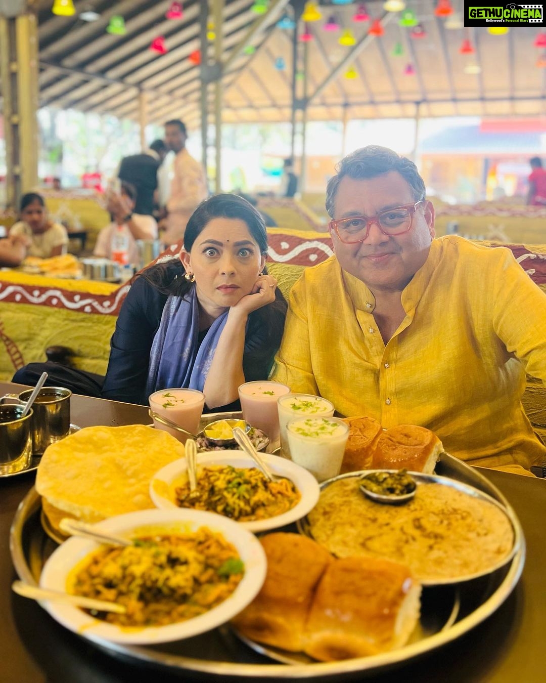 Sonalee Kulkarni Instagram - नाशिक …. #MaharashtraOnMyLips या आमच्या प्रवासातील पुढचा टप्पा.. आम्ही कुठे कुठे गेलो असू.. काय काय केलं असेल … any guesses or recommendations? #sonaleekulkarni @kunalvijayakar @maharashtratourismofficial #episode out this #weekend #staytuned #corousalpost Nashik नाशिक Maharashtra