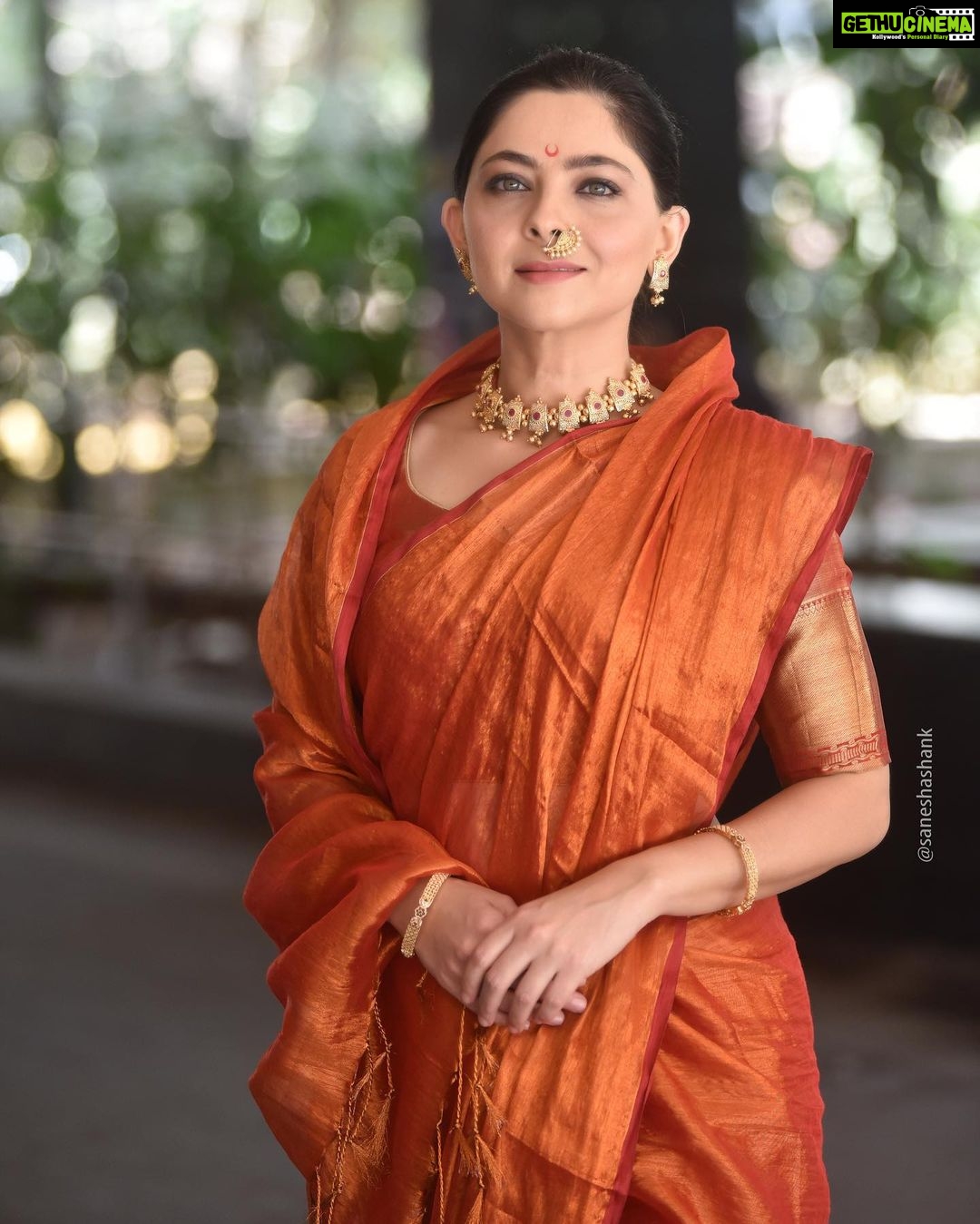 Sonalee Kulkarni Instagram - सह्याद्रीच्या लेकी गोष्ट आमची न्यारी नऊवारी च्या साजात दिसतो लई भारी.....✨❣️ #शिवकन्या #shivkanya 🚩 @strilokaa #metallic #orange #tissue #saree #navvari 🥻 #marathimulgi #sonaleekulkarni #chatrapatitararani #harharmahadev #जयभवानी #जयशिवराय P.S. #pictures by @saneshashank महाराष्ट्र