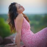 Sonalee Kulkarni Instagram - पल-पल बदल रहा है आस-पास .. साथ-साथ मैं भी अलग इतना ही कि देख रही हूँ … हर पल ख़ुद को यूँ बदलते ढलते। ✍🏻 - #rida #sonaleekulkarni #portraits of a #sunsetlover #sunsethues #sunset #obssessed Photography by @rafikollam_ Somewhere Under the Sky