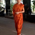 Sonalee Kulkarni Instagram - सह्याद्रीच्या लेकी गोष्ट आमची न्यारी नऊवारी च्या साजात दिसतो लई भारी.....✨❣️ #शिवकन्या #shivkanya 🚩 @strilokaa #metallic #orange #tissue #saree #navvari 🥻 #marathimulgi #sonaleekulkarni #chatrapatitararani #harharmahadev #जयभवानी #जयशिवराय P.S. #pictures by @saneshashank महाराष्ट्र