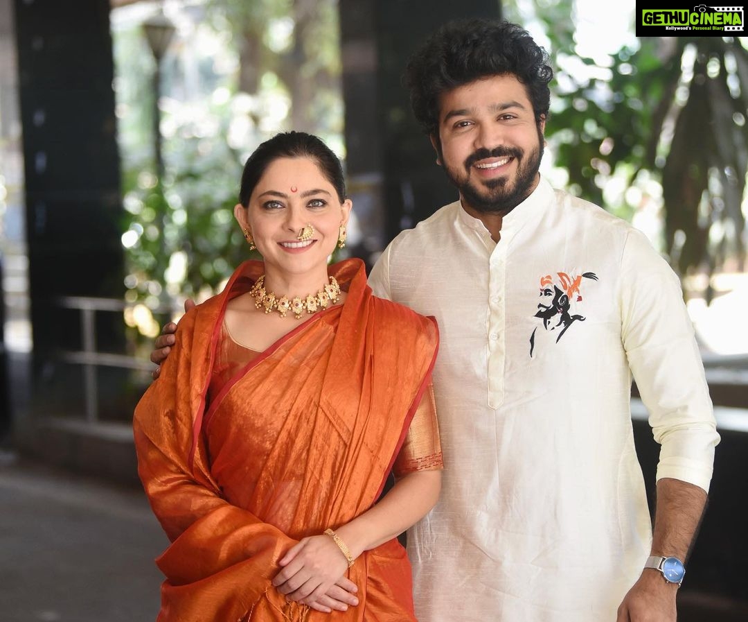 Sonalee Kulkarni Instagram - शिवजन्मोत्सवासाठी खास… 🚩 @strilokaa #saree #navvari🥻 And #men in @royaltasta शिवजातस्य collection #kurta #sonaleekulkarni #aashaykulkarni #chatrapatishivajimaharaj #chatrapatisambhajimaharaj #chatrapatirajarammaharaj #chatrapatitararani @jrahul11 शनिवार वाडा पुणे