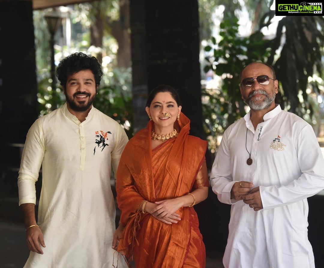 Sonalee Kulkarni Instagram - शिवजन्मोत्सवासाठी खास… 🚩 @strilokaa #saree #navvari🥻 And #men in @royaltasta शिवजातस्य collection #kurta #sonaleekulkarni #aashaykulkarni #chatrapatishivajimaharaj #chatrapatisambhajimaharaj #chatrapatirajarammaharaj #chatrapatitararani @jrahul11 शनिवार वाडा पुणे