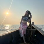Sonalee Kulkarni Instagram - Explore the unknown realms within… dive into the depths of your soul.. Go experience a the deep sea life in #maharashtra 🌊 #scubadive #dive #sea #water #devbaghbeach #tarkali #malvan #maharashtra #deepbluesea #sonaleekulkarni #maharashtraonmylips Pictures by @rajmalusare02 Devbag Beach