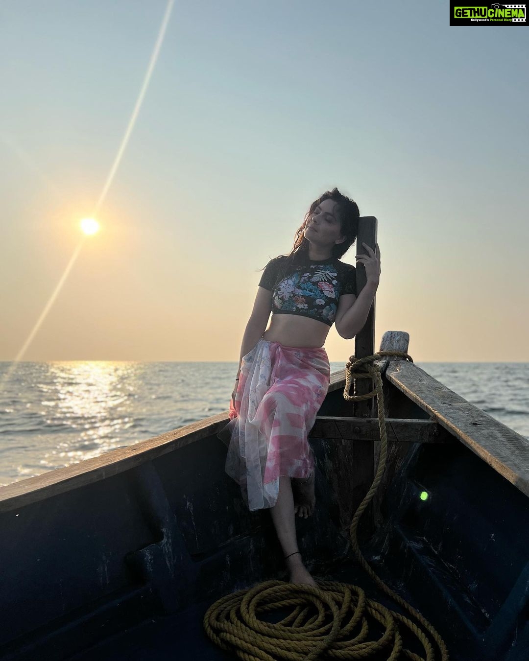 Sonalee Kulkarni Instagram - Explore the unknown realms within… dive into the depths of your soul.. Go experience a the deep sea life in #maharashtra 🌊 #scubadive #dive #sea #water #devbaghbeach #tarkali #malvan #maharashtra #deepbluesea #sonaleekulkarni #maharashtraonmylips Pictures by @rajmalusare02 Devbag Beach
