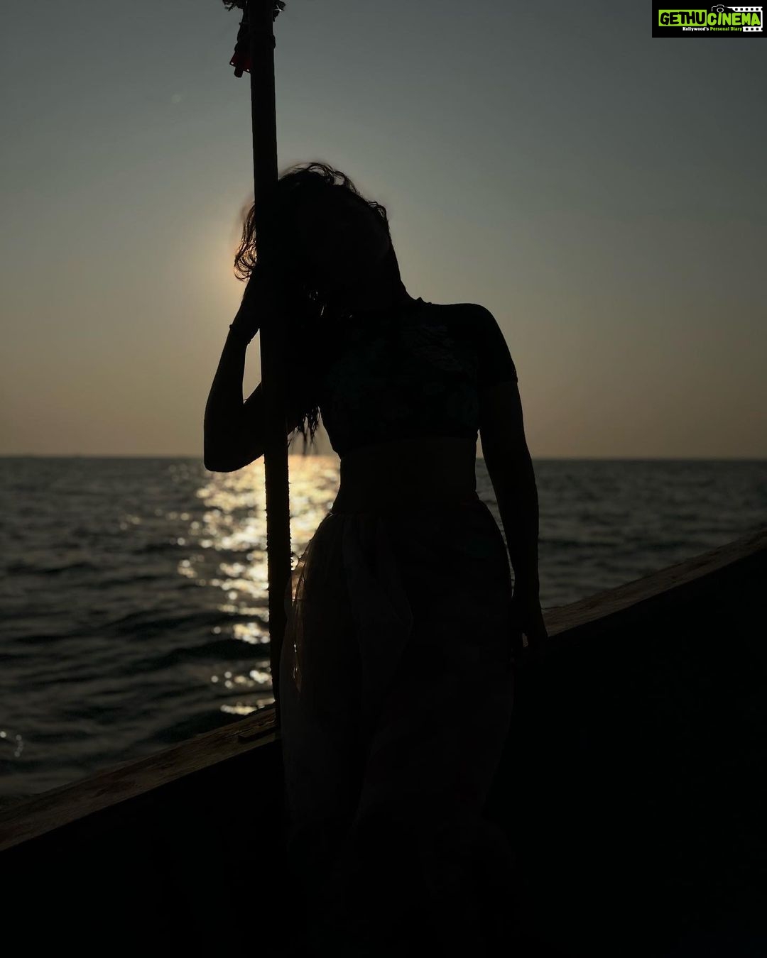Sonalee Kulkarni Instagram - Explore the unknown realms within… dive into the depths of your soul.. Go experience a the deep sea life in #maharashtra 🌊 #scubadive #dive #sea #water #devbaghbeach #tarkali #malvan #maharashtra #deepbluesea #sonaleekulkarni #maharashtraonmylips Pictures by @rajmalusare02 Devbag Beach