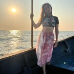 Sonalee Kulkarni Instagram – Explore the unknown realms within… 
dive into the depths of your soul.. 
Go experience a the deep sea life in #maharashtra 🌊 

#scubadive #dive #sea #water 
#devbaghbeach #tarkali #malvan #maharashtra #deepbluesea #sonaleekulkarni #maharashtraonmylips 

Pictures by @rajmalusare02 Devbag Beach