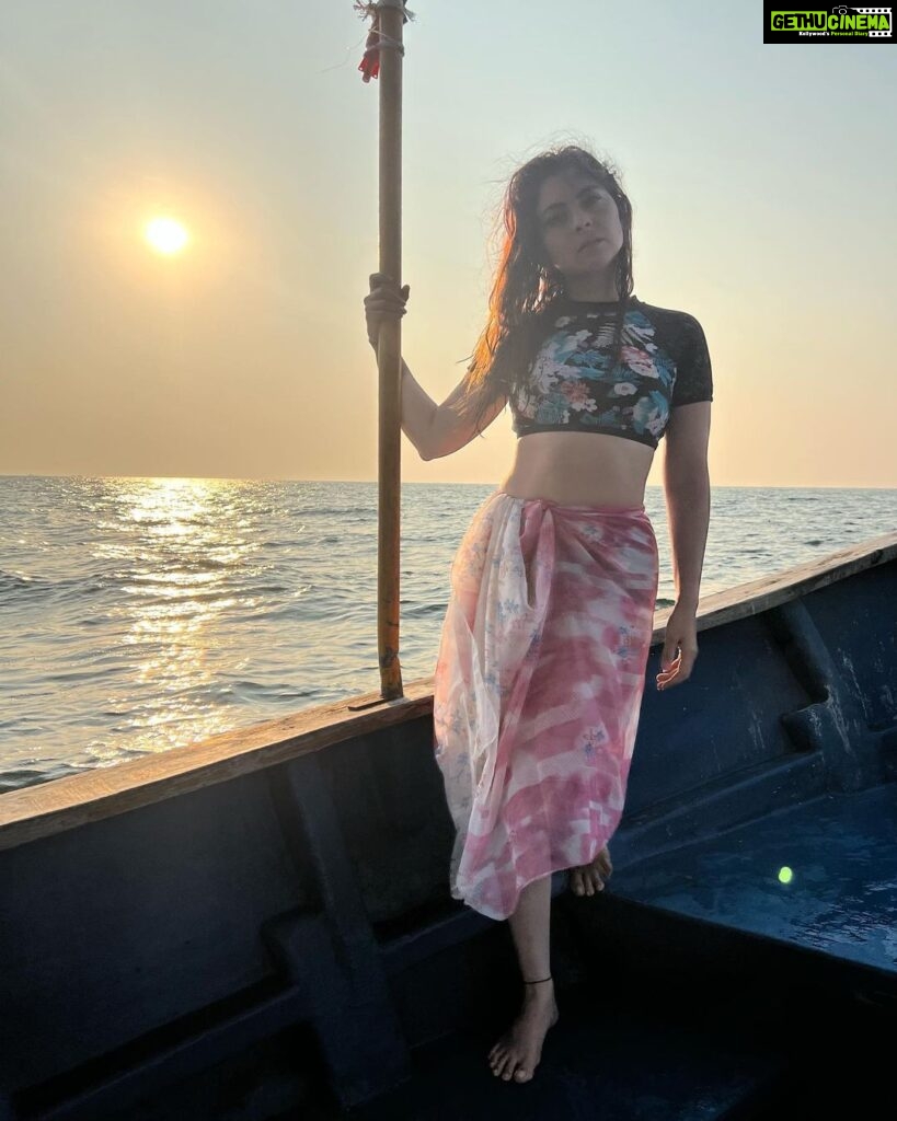 Sonalee Kulkarni Instagram - Explore the unknown realms within… dive into the depths of your soul.. Go experience a the deep sea life in #maharashtra 🌊 #scubadive #dive #sea #water #devbaghbeach #tarkali #malvan #maharashtra #deepbluesea #sonaleekulkarni #maharashtraonmylips Pictures by @rajmalusare02 Devbag Beach